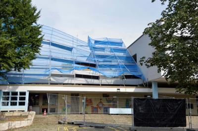 Unwetter ueber Deizisau reisst Geruest an einer Schule um